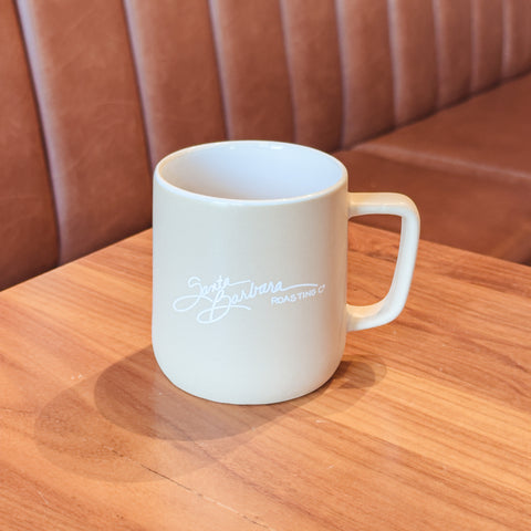 Oslo mug on a wooden café table