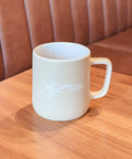 Oslo mug on a wooden café table